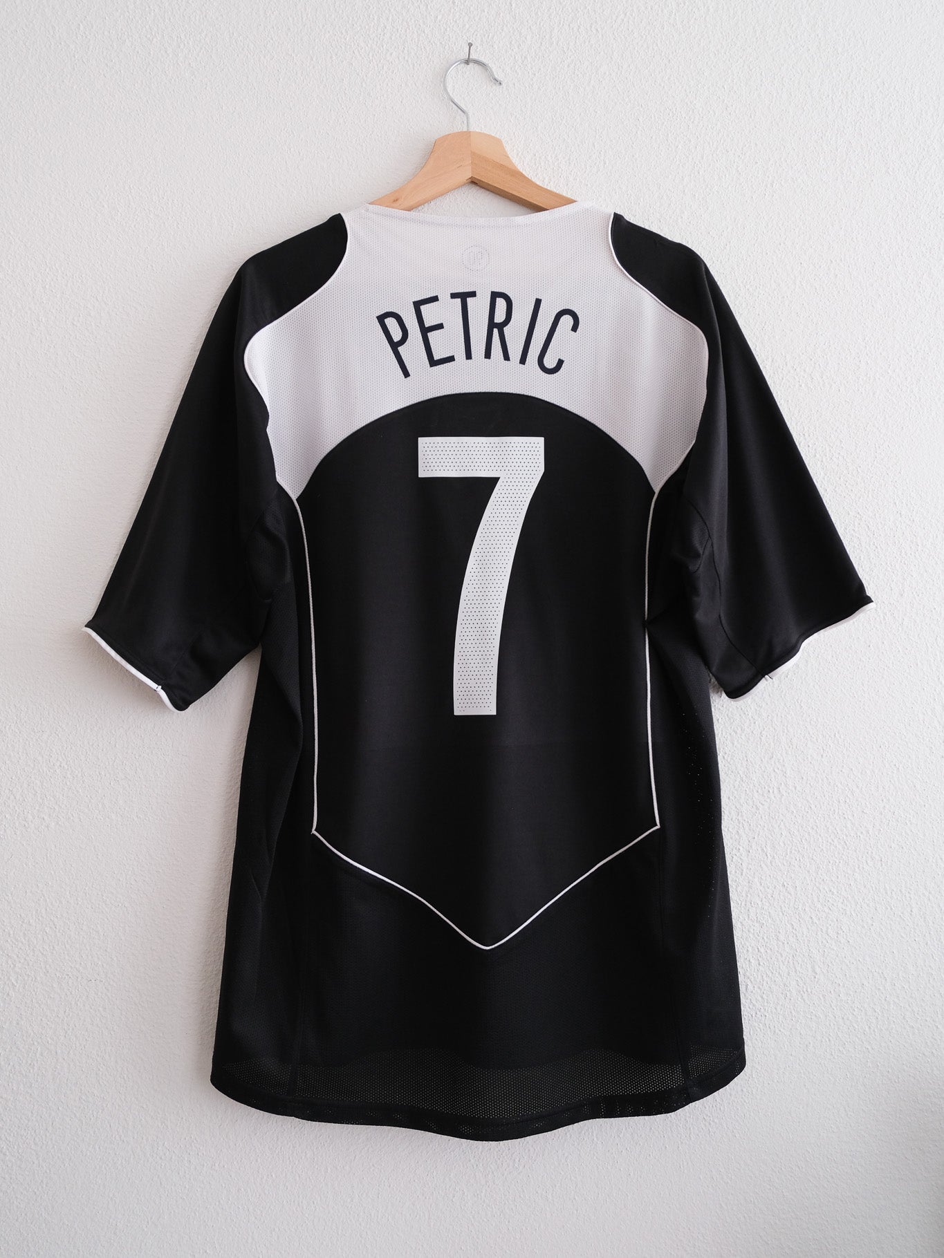 FC Basel 2004/05 Away Kit – PETRIC #7 – (XL)