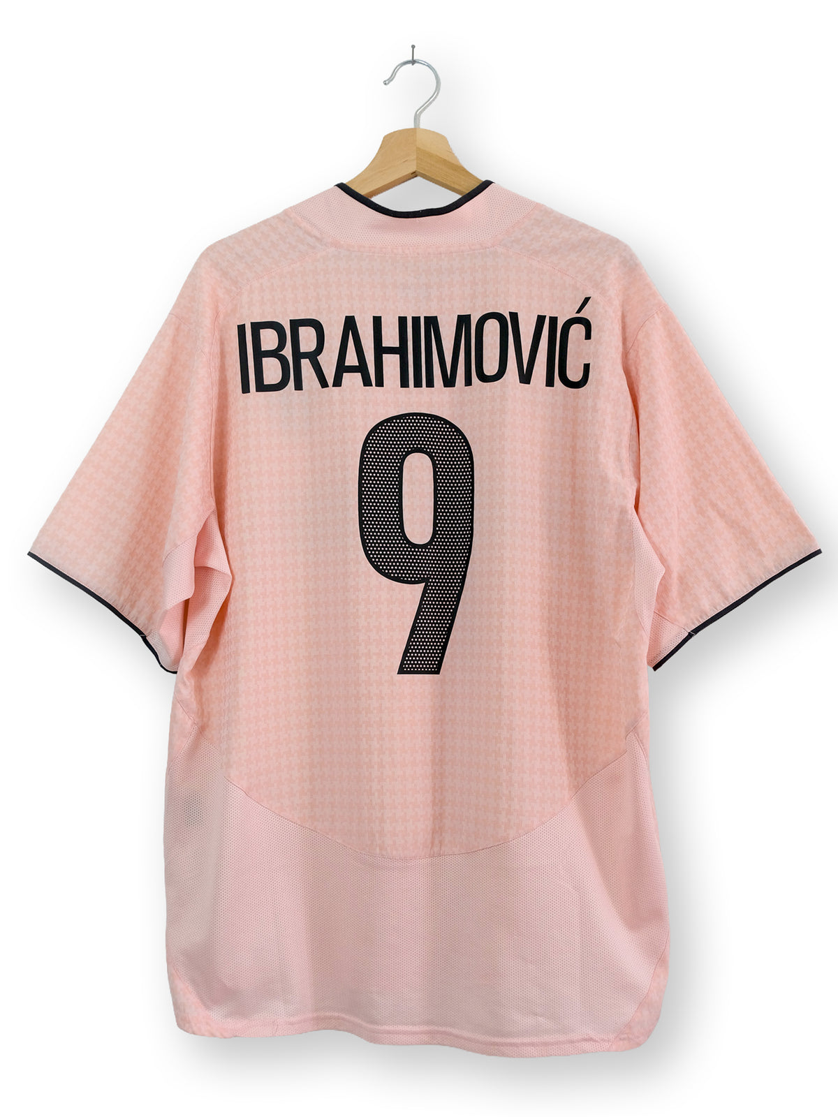 Juventus 2003/04 Away Kit – IBRAHIMOVIC #9 – (XL) – Coleira 